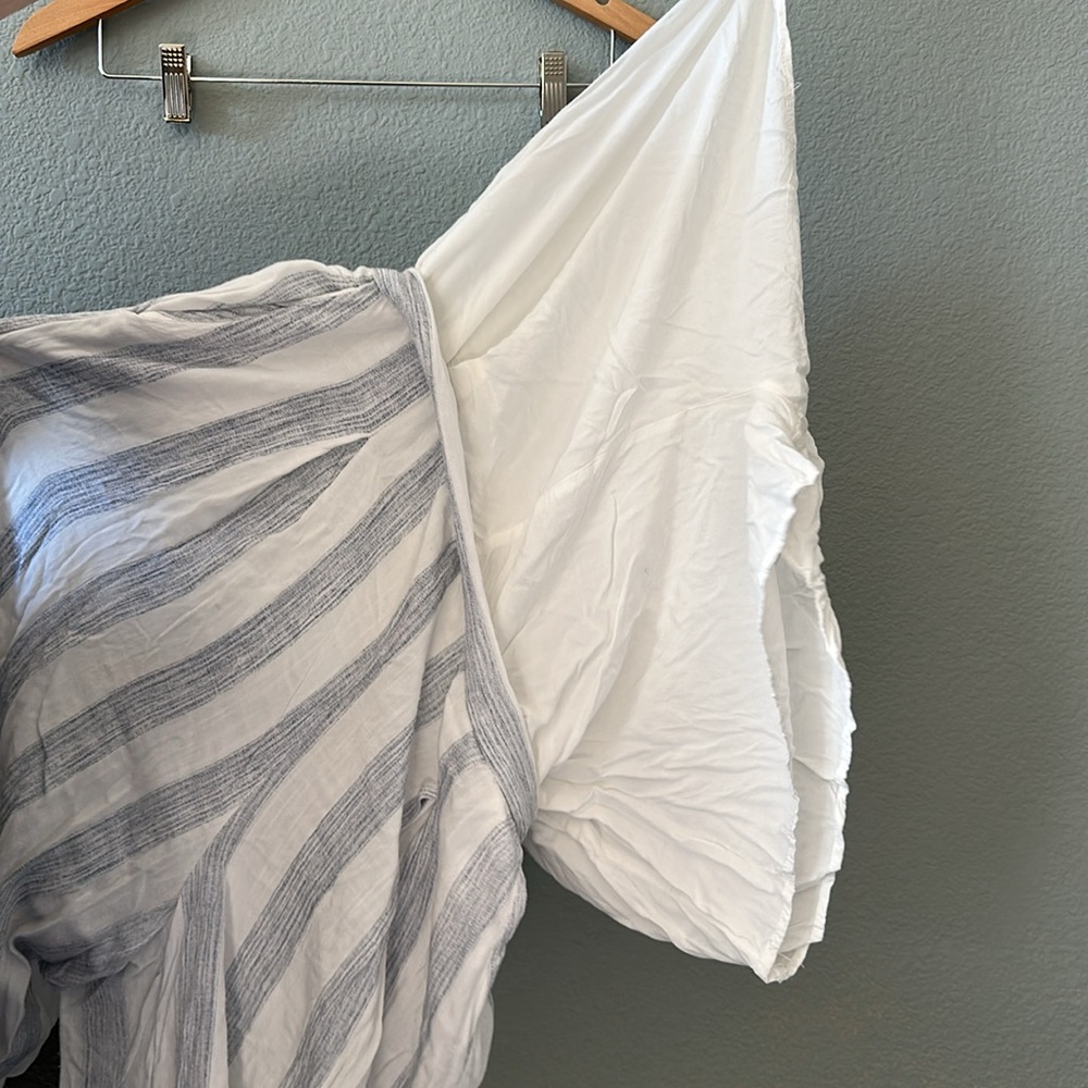 Elodie women’s size L light, flowy 3/4 pants. White with blue stripe, p… - Picture 6 of 8